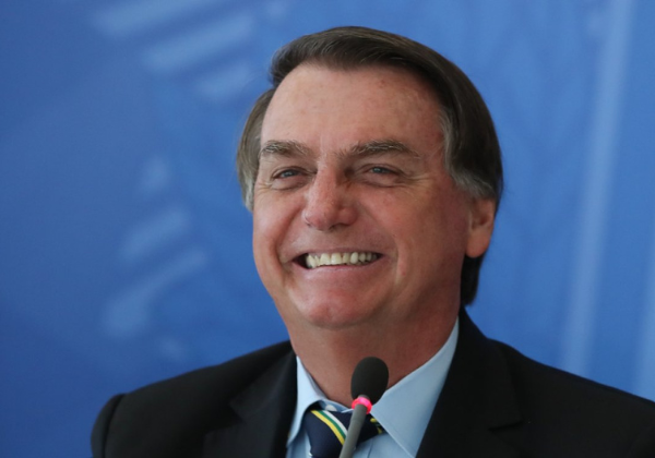 Justiça determina prazo de até 48h para suspensão de benefícios vitalícios de Bolsonaro