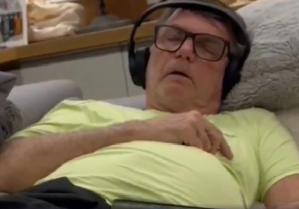 Carlos Bolsonaro divulga vídeo de Jair Bolsonaro com crise de soluço; assista