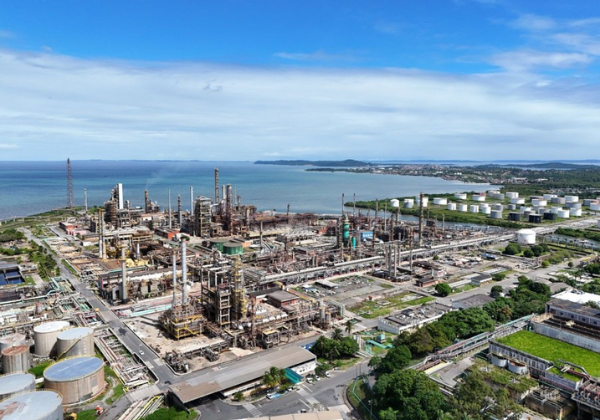 Trabalhadores ficam gravemente feridos em acidente na Refinaria de Mataripe