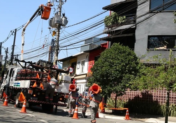 Fornecimento de energia em São Paulo deve ser normalizado até domingo (14), diz empresa responsável