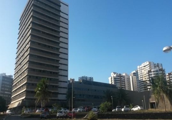 Vândalos invadem prédio dos Correios da Pituba; assista vídeo