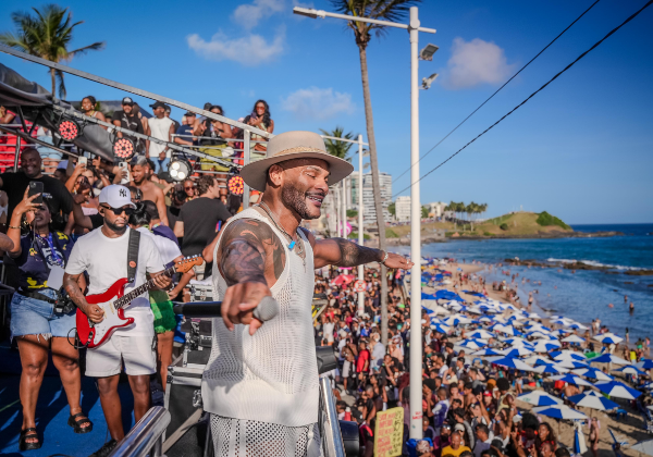 Tony Salles se apresenta no circuito Barra-Ondina durante aniversário da Salvador FM