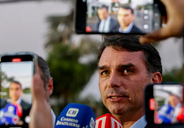 'O que mudou na sua vida?', questiona Flávio Bolsonaro ao criticar 20 anos de PT na Bahia