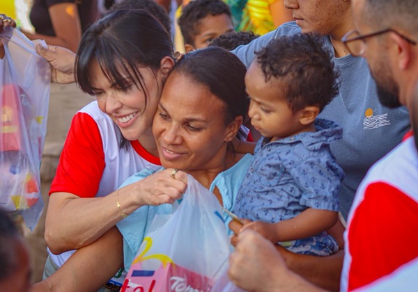 ‘Natal é período de solidariedade e fraternidade’, diz prefeita Juliana Araújo durante entrega de kits