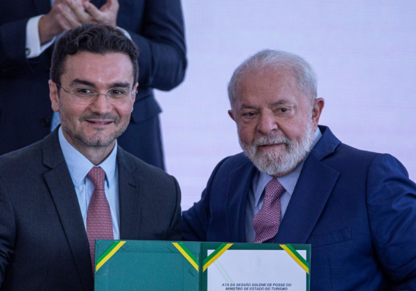 Lula anuncia saída de Celso Sabino do Turismo e filho de deputado é indicado como novo ministro