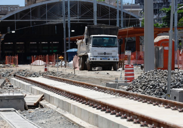 Obras do trecho 1 do VLT de Salvador chega a 50% e trens avançam para operação assistida