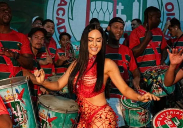 Isabelle Nogueira anuncia saída do quadro de musas da Grande Rio