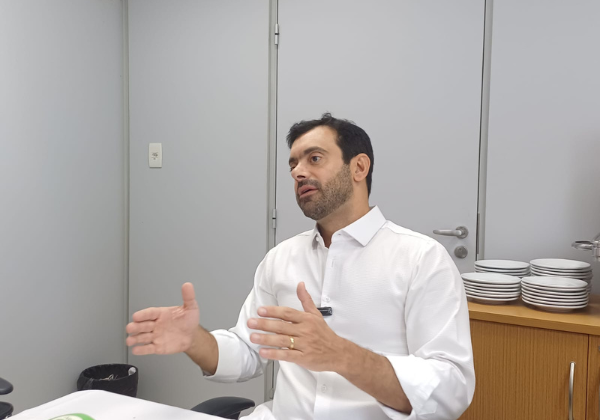 Líder da oposição diz que Jerônimo banaliza regime de urgência e desrespeita rito da Alba