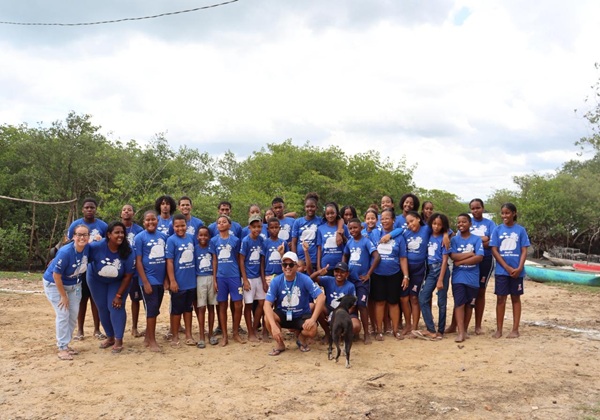 Projeto envolve estudantes de Passé no plantio de 750 mudas e retirada de 550 kg de resíduos do manguezal