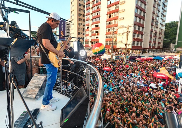 Bloco Me Abraça celebra 23º desfile sob o comando de Durval Lelys no Carnaval 2026, em Salvador
