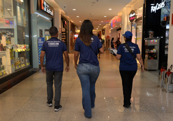 Codecon realiza fiscalização em shopping de Salvador durante Operação Natal