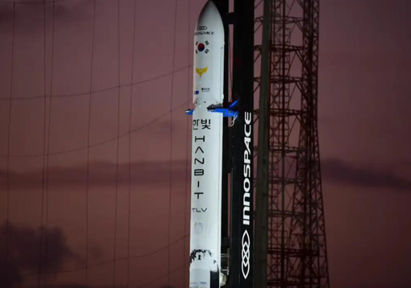 Foguete explode após lançamento em base espacial no Brasil