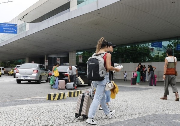 Paes anuncia reunião com ministro para discutir situação de aeroportos