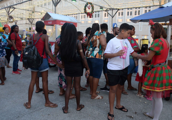 Prefeitura promove baile de Natal para filhos de vendedores ambulantes no Centro Histórico