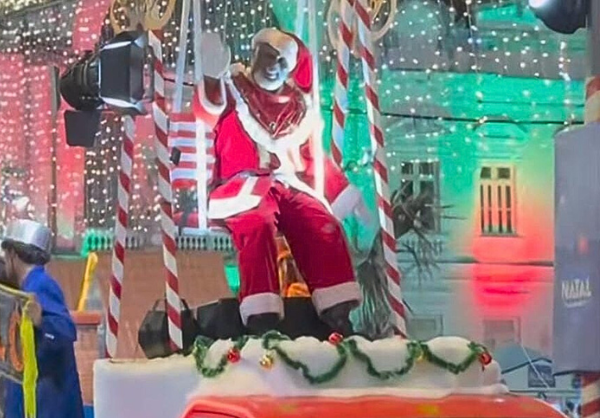 Vídeo: Papai noel negro faz história no Natal de Salvador