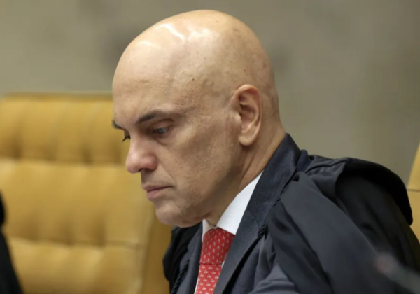 Moraes autoriza visita dos filhos de Bolsonaro durante internação em Brasília