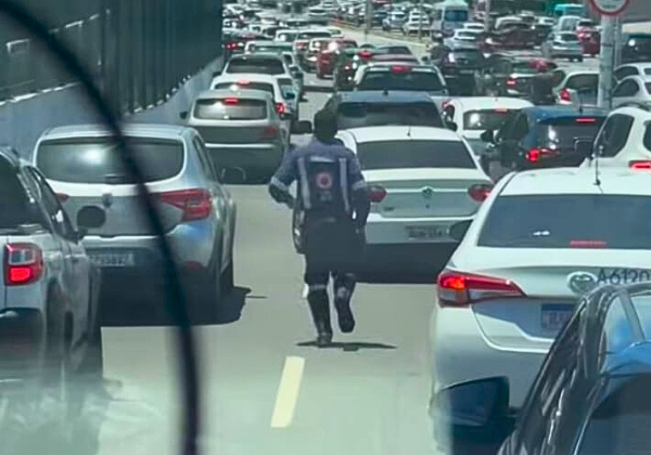 Vídeo: Médico do SAMU corre entre os carros para pedir passagem aos motoristas em Salvador