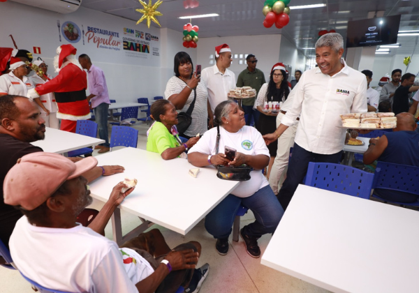 Jeônimo Rodrigues participa do Natal Mais Social no Restaurante Popular da Liberdade