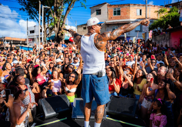 Léo Santana faz 6º 'Natal do GG' no bairro onde cresceu em Salvador