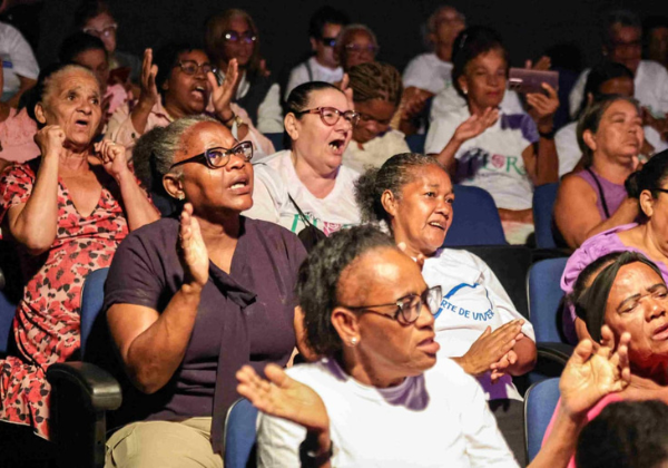 Prefeitura de Salvador leva 800 idosos para assistir a show de Roberto Carlos