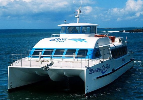 Catamarãs da Travessia Salvador–Morro de São Paulo operam com lotação completa no Natal