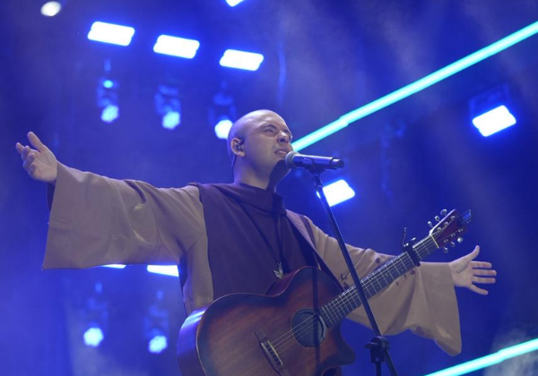 Apresentação de Frei Gilson reúne milhares de fiéis na Boca do Rio, segundo a prefeitura
