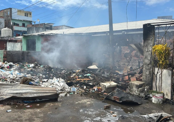Incêndio destrói estabelecimento ao lado de UPA em São Marcos