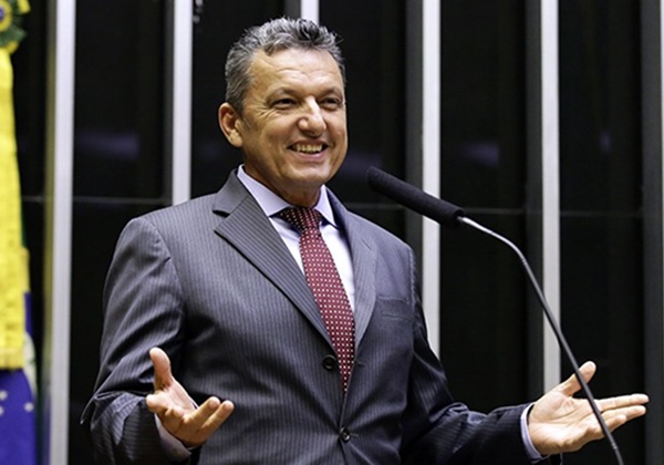 Otto filho renuncia, e Motta convoca Charles Fernandes