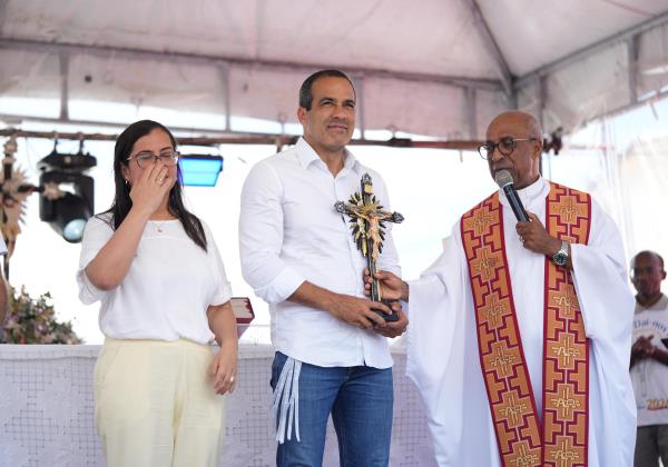 Bruno Reis participa de missa na última sexta-feira do ano na basílica do Bonfim
