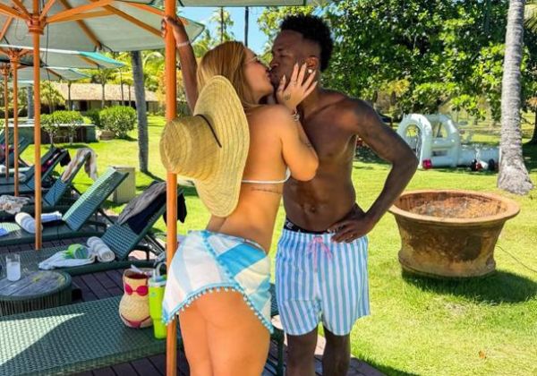 Virginia Fonseca agita as redes ao trocar beijo com Vini Jr. em Trancoso 