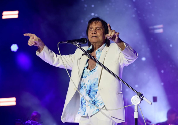 Roberto Carlos emociona multidão em show gratuito de Natal em Salvador