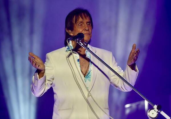 ‘Povão teve de assistir de binóculo’, diz deputado petista sobre show de Roberto Carlos na Boca do Rio