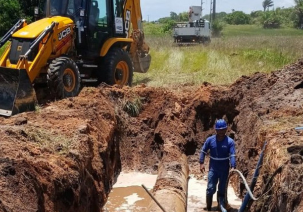 Rompimento de adutora interrompe abastecimento de água em cidade na Bahia