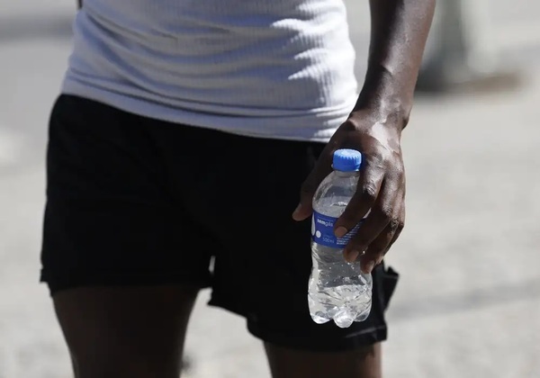 Beber mais água e evitar banhos gelados ajudam na proteção contra onda de calor extremo; confira mais dicas