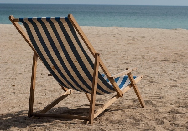 Turistas relatam aluguel de cadeira de praia por R$ 200 e pastel de R$ 150