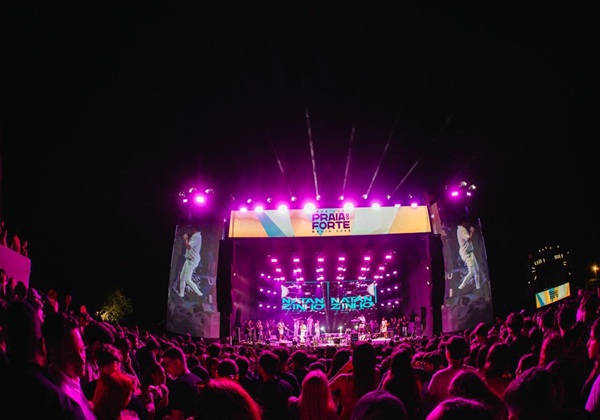 Segunda noite de festa reúne multidão no Réveillon Praia do Forte