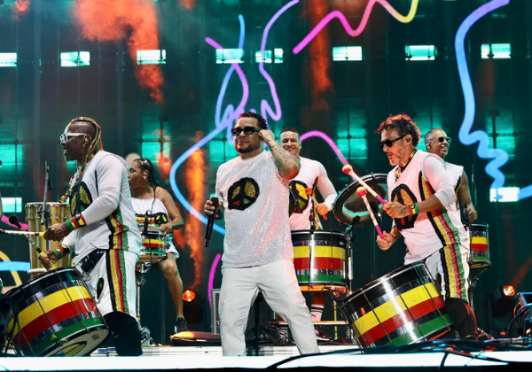 Olodum agita arena na Boca do Rio e faz homenagem a Neguinho do Samba