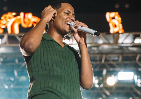 Netto Brito alcança o segundo lugar entre os artistas mais ouvidos da Bahia e consolida auge da carreira