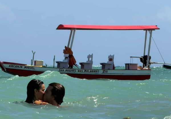 Bruna Marquezine e Shawn Mendes são vistos aos beijos em praia de Alagoas