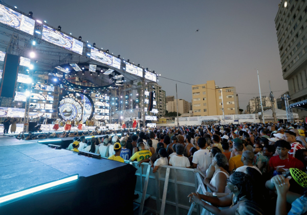 Pôr do Som reúne multidão no Farol da Barra para celebrar o primeiro pôr do sol de 2026