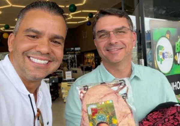Dono de frigorífico joga de helicóptero picanhas com foto de Bolsonaro