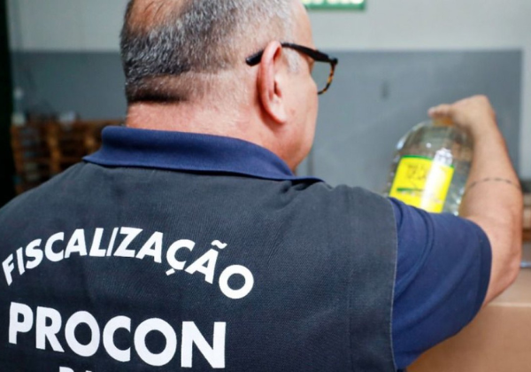 Procon notifica distribuidoras após detecção de metanol em lotes de vodka na Bahia