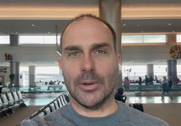 Eduardo Bolsonaro alega ser 'vítima de perseguição' e diz que não entregará cargo na PF 'de mãos beijadas'