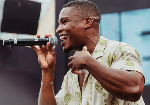 Uel abre shows ao pôr do sol e dá início ao Verão Pé na Areia 2026 em Salvador