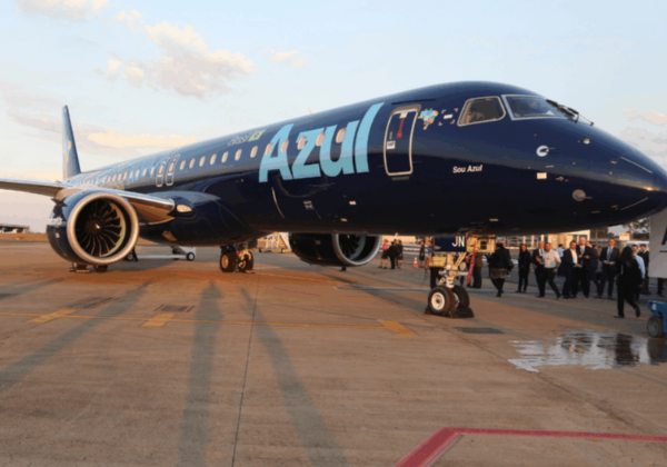 Ações da Azul despencam mais de 32% após homologação de oferta bilionária