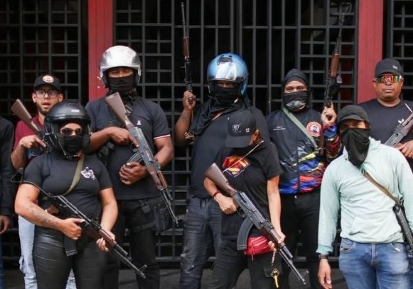 Caracas vive clima de tensão com patrulhamento de paramilitares e revistas nas ruas