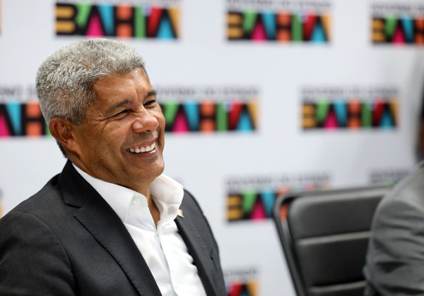 Jerônimo Rodrigues sanciona lei que proíbe homenagens à ditadura militar na Bahia