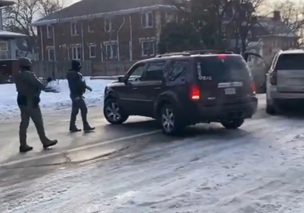 Agente de imigração que matou mulher dentro do carro foi arrastado por outro veículo seis meses antes