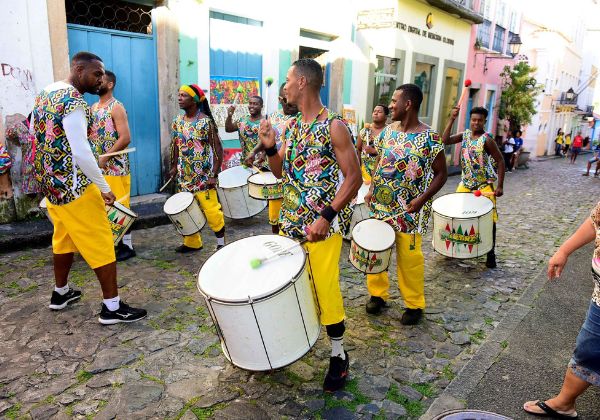 Muzenza, Olodum, Didá, Ganhadeiras, Cortejo Afro levam música e axé para baianos e turistas