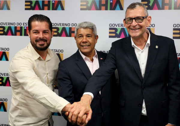 Jerônimo Rodrigues discute investimentos e entrega equipamentos para Gentio do Ouro